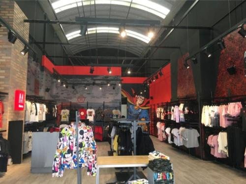 Tienda MOVIES - Floresta. (18 Fotos)